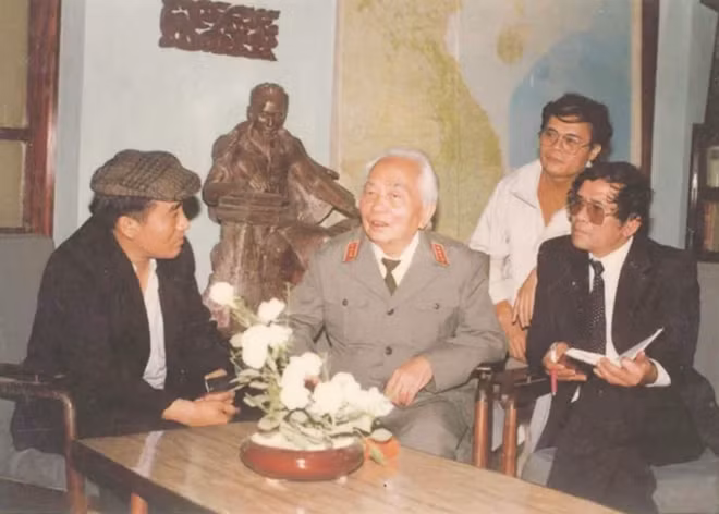 Nhà thơ Anh Ngọc (thứ ba từ trái qua) và các bạn văn trò chuyện cùng Đại tướng Võ Nguyên Giáp.
