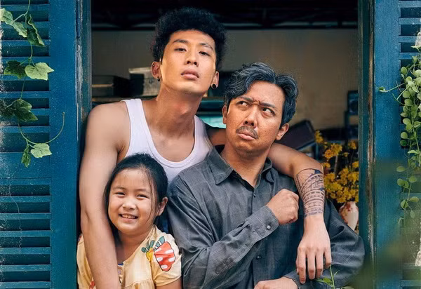 Một cảnh trong phim “Bố già” đang tạo cơn sốt phòng vé.