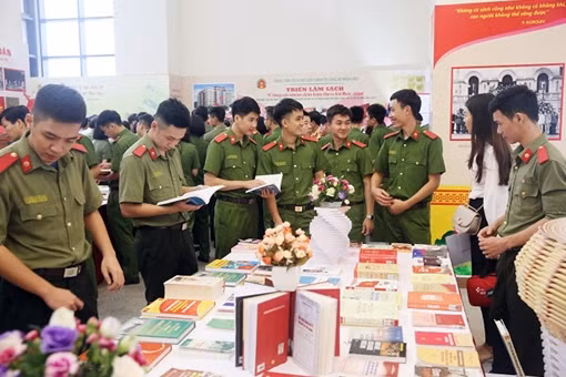 Khai mạc Trại sáng tác văn học về đề tài “Hình tượng người chiến sĩ CSND” ảnh 4