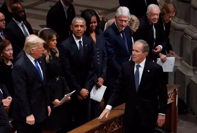 Bài điếu văn trong lễ tang cha mình là lần hiếm hoi ông Bush thể hiện trí thông minh của bản thân. Ông liên tục khiến quan khách cười ồ với những câu nói hài hước rồi kết thúc bằng một câu nói đầy cảm động trong nước mắt tiễn người ra đi.