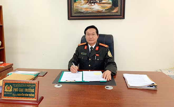 Đại tá Nguyễn Văn Thống, Phó Cục trưởng Cục Quản lý Xuất nhập cảnh - Bộ Công an. Đại tá Nguyễn Văn Thống, Phó Cục trưởng Cục Quản lý Xuất nhập cảnh - Bộ Công an.
