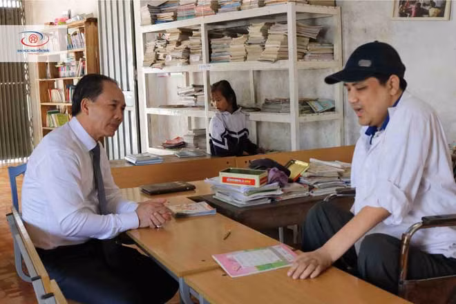 Thầy Nguyễn Tiến Luận - Hiệu trường trường Đại học Nguyễn Trãi tới thăm anh Trường