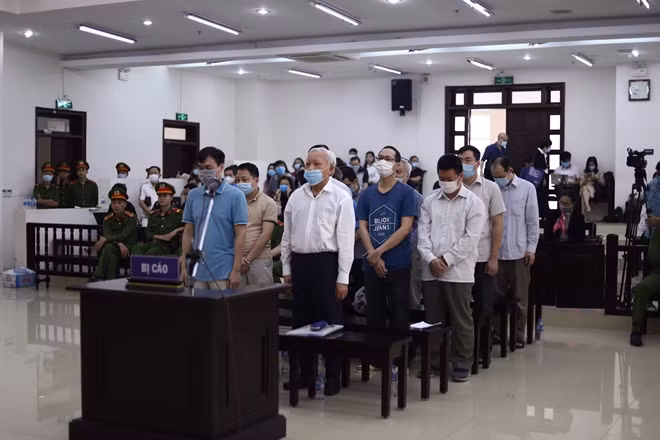 Bị cáo Tạ Bá Long và đồng phạm.