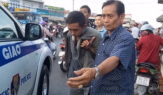 Công an đưa ông Cường về trụ sở