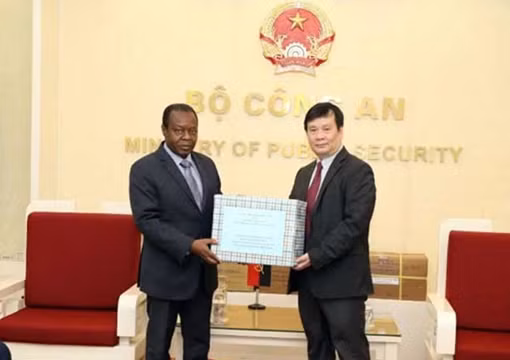 Bộ Công an Việt Nam trao trang thiết bị y tế tặng Bộ Nội vụ Angola