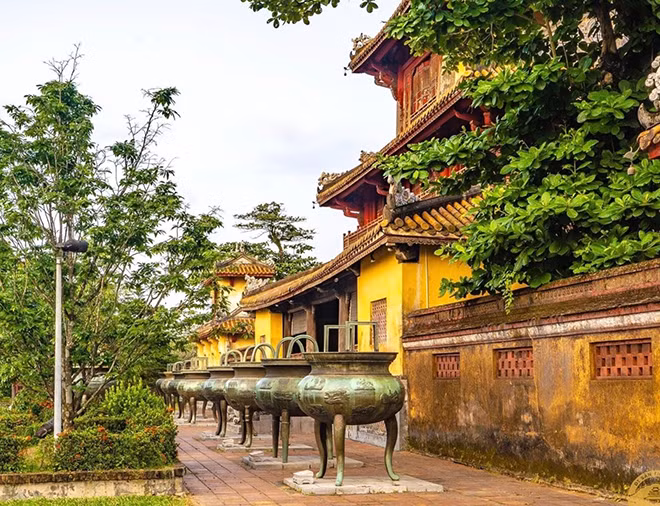 Cửu đỉnh đặt trước sân Thế Tổ Miếu.
