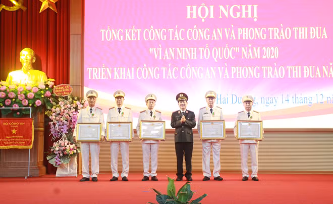 Thừa ủy quyền của Chủ tịch nước, Thứ trưởng Nguyễn Văn Sơn tặng Huân chương bảo vệ Tổ quốc hạng Ba cho 5 cá nhân.