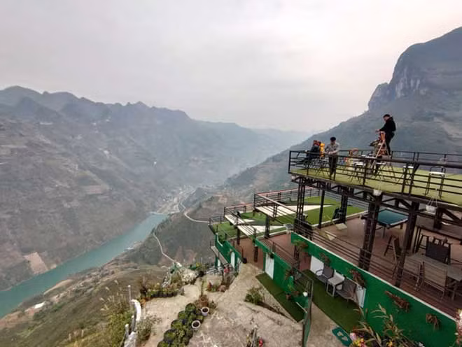Tòa nhà mang tên Panorama trên đỉnh Mã Pì Lèng sẽ được tháo dỡ 1 tầng nổi và sửa sang cho phù hợp với cảnh quan để trở thành một điểm dừng chân cho du khách.