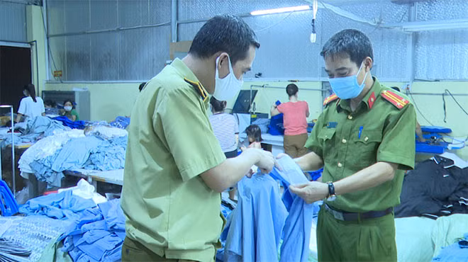Lực lượng chức năng kiểm tra xưởng sản xuất. Lực lượng chức năng kiểm tra xưởng sản xuất.