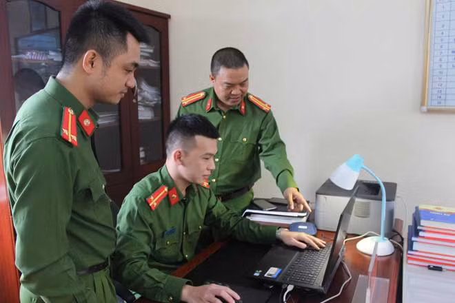 Trung tá Nguyễn Văn Hải (ngoài cùng bên phải) trao đổi công việc với cán bộ, chiến sĩ.