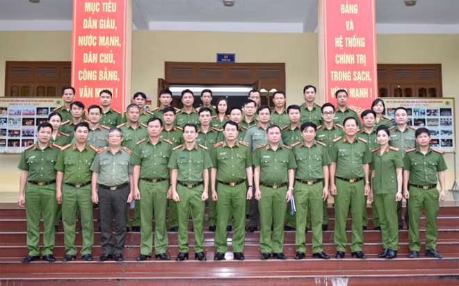 Thứ trưởng Lê Quốc Hùng và đoàn công tác cùng Ban giám thị và CBCS Trại giam Ninh Khánh.