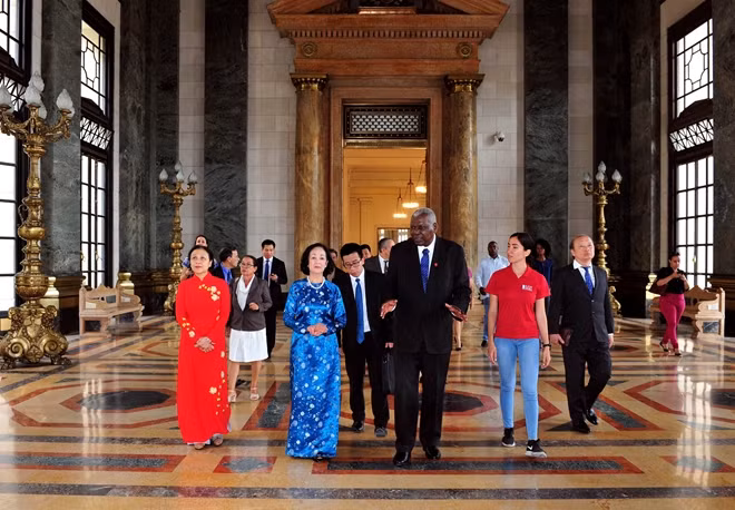 Chủ tịch Quốc hội Cuba Esteban Lazo Hernández cùng đồng chí Trương Thị Mai và các đại biểu thăm trụ sở mới trùng tu của Quốc hội Cuba. Ảnh: TTXVN