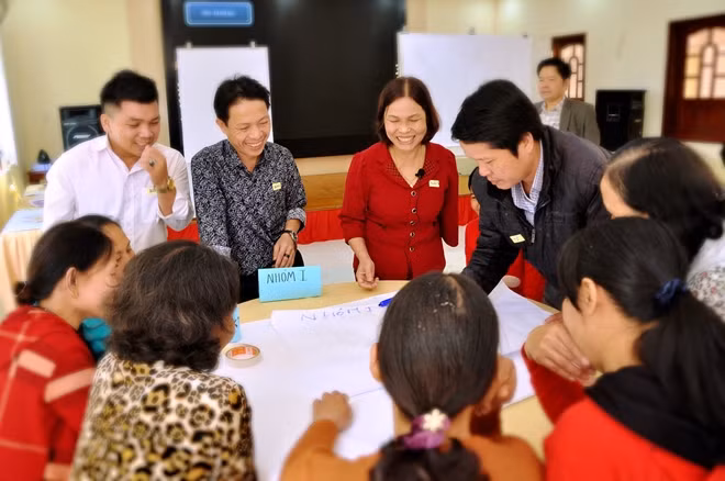 Chị Năm (thứ 3 từ trái sang) đang thảo luận, truyền đạt kiến thức cho các học viên.