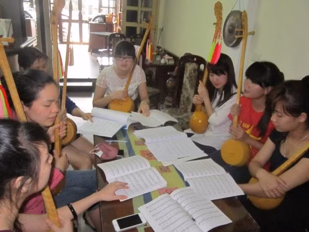 Một buổi sinh hoạt của Câu lạc bộ đàn Tính - hát Then. Một buổi sinh hoạt của Câu lạc bộ đàn Tính - hát Then.