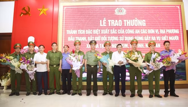 Đại tá Phạm Hoài Nam (thứ 5 từ phải sang) cùng các đơn vị nghiệp vụ nhận thưởng của tỉnh Nghệ An trong vụ án Cao Trọng Phú.