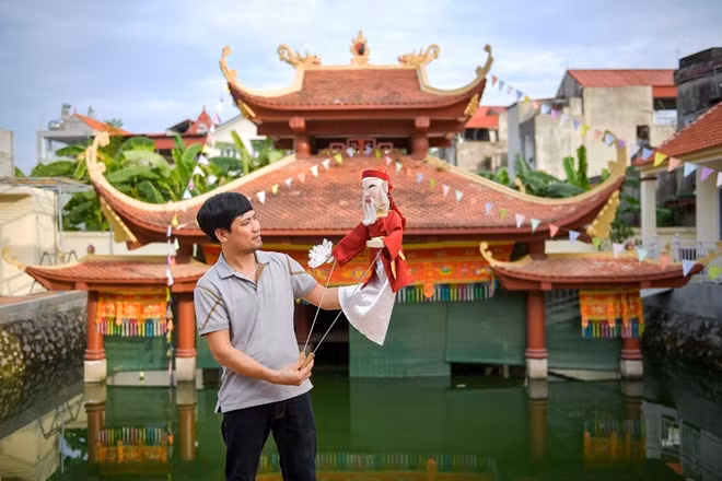 Anh Phạm Công Bằng hiện là nghệ nhân cuối cùng của phường rối Tế Tiêu.