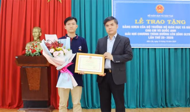 Đại diện Bộ GD&ĐT tặng Bằng khen cho em Vũ Quốc Anh.