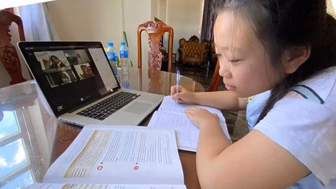 Ứng phó COVID-19 cũng là cơ hội để thay đổi mô thức truyền đạt kiến thức theo kiểu thầy nói - trò nghe, thầy đọc - trò chép quen thuộc xưa nay. Ảnh: L.G.