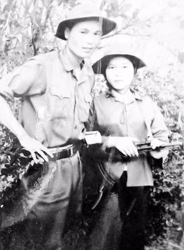 Anh hùng Nguyễn Xuân Giang và nữ du kích Quảng Trị.