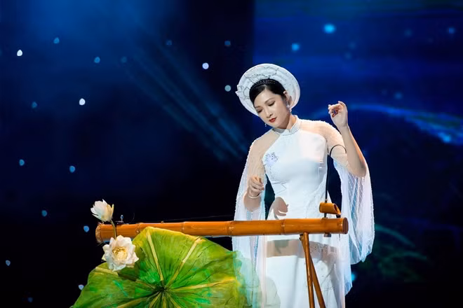 NSƯT Lệ Giang đang thả hồn cùng cây đàn bầu.