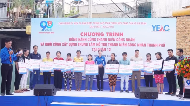 Các cá nhân, đại diện khu lưu trú nhận hỗ trợ từ Thành đoàn TP Hồ Chí Minh.