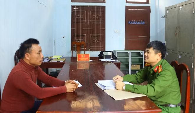Thượng tá Nguyễn Đăng Hải, Phó trưởng công an huyện Nghi Xuân trực tiếp lấy lời khai Đặng Công Nguyên.