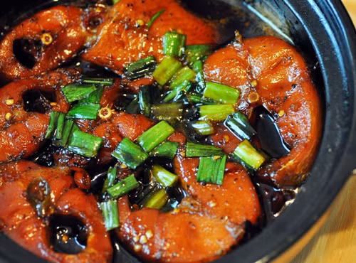 Người Việt có món ăn đặc sản cá kho tộ.