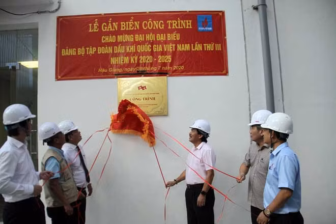 Thực hiện nghi thức gắn biển công trình chào mừng Đại hội Đảng bộ Tập đoàn lần thứ III