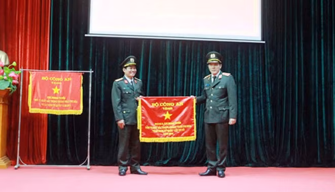 Thứ trưởng Lương Tam Quang tặng Cờ thi đua của Bộ Công an cho tập thể Phòng 8, Cục Ngoại tuyến.