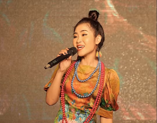 Ca sĩ Hà Myo trong một tiết mục trình diễn.