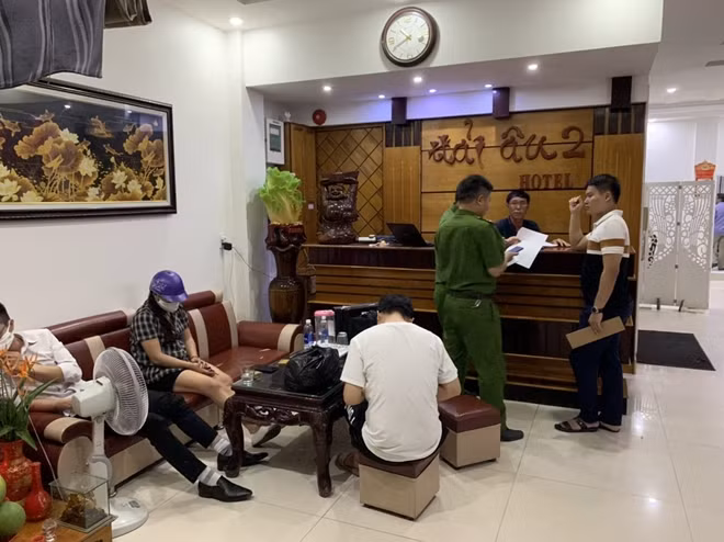 Lực lượng Công an kiểm tra, làm việc với quản lý khách sạn là Mai Văn Sai.