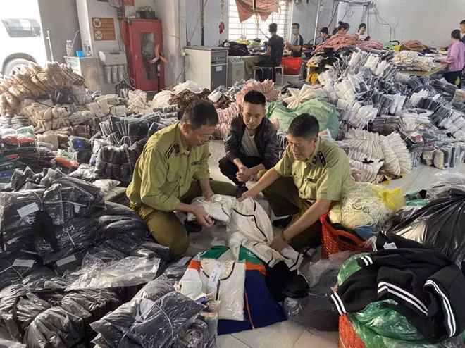 Cơ quan chức năng kiểm tra, thu giữ hàng lậu.