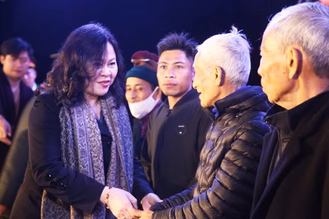 Thứ trưởng Bộ GD&ĐT Ngô Thị Minh trao quà cho người dân trên địa bàn.