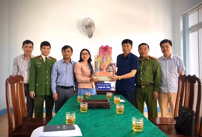 Đại tá Hồ Quang Thắng – phó Giám đốc Công an tỉnh tặng quà và chúc Tết Đảng ủy, UBND và lực lượng Công an xã Đức Mạnh, huyện Đắk Mil.