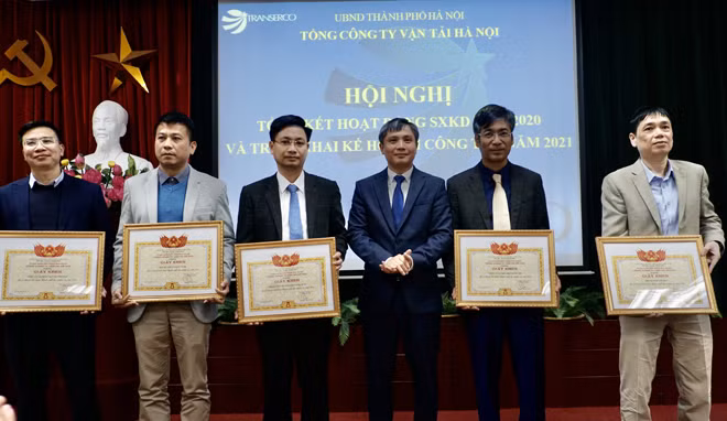 Các cá nhân, tập thể được nhận giấy khen về thành tích trong năm 2020.