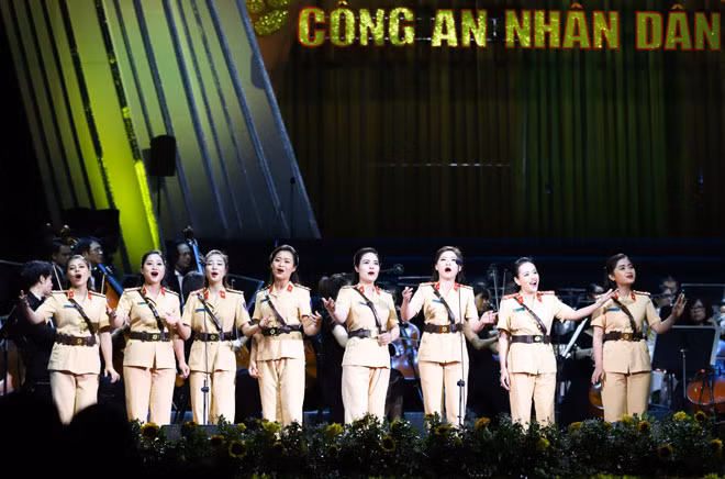 Tốp ca nữ Nhà hát CAND biểu diễn cùng dàn nhạc giao hưởng ca khúc “Từ một ngã tư đường phố”. Ảnh: Chiến Thắng