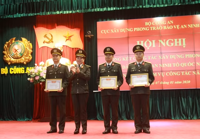 Trung tướng, Cục trưởng Trần Thị Ngọc Đẹp trao danh hiệu Đơn vị quyết thắng cho các tập thể.