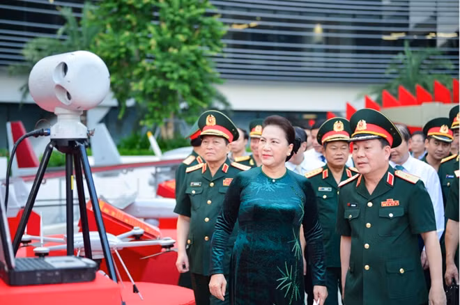 Chủ tịch Quốc hội tham quan những thiết bị mới của Viettel