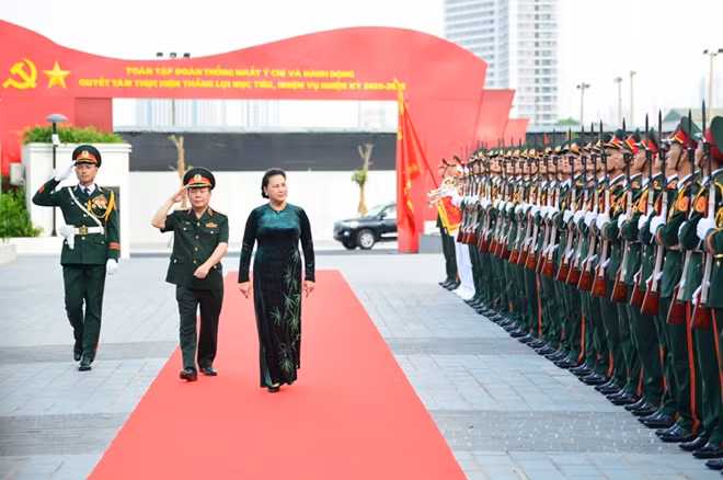 Chủ tịch Quốc hội duyệt đội danh dự Quân đội nhân dân.