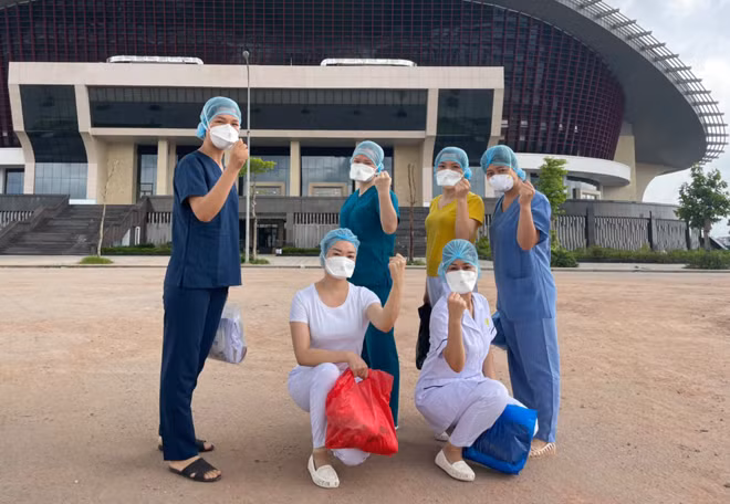Tinh thần lạc quan cùng quyết tâm chiến thắng dịch bệnh của các y, bác sĩ CAND ở Bệnh viện Dã chiến số 2 đóng tại Nhà thi đấu thể thao Bắc Giang.