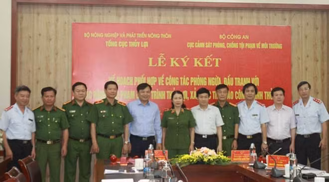 Thứ trưởng Bộ Nông nghiệp & PTNT và các đại biểu tại Lễ ký kết Kế hoạch phối hợp.