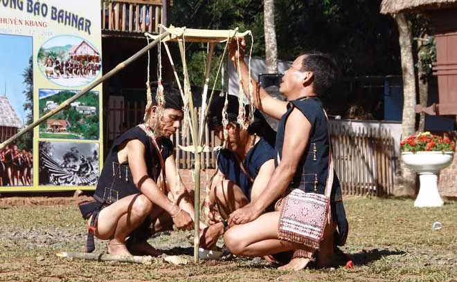 Bà con dân tộc thiểu số Tây Nguyên tổ chức nghi lễ cúng thần linh vào mùa xuân.