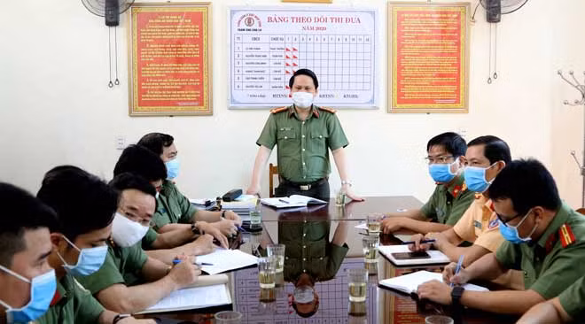 Đại tá Bùi Quang Thanh, Phó Giám đốc Công an tỉnh Quảng Bình chỉ đạo công tác phòng, chống dịch Covid-19 tại Cửa khẩu quốc tế Cha Lo.