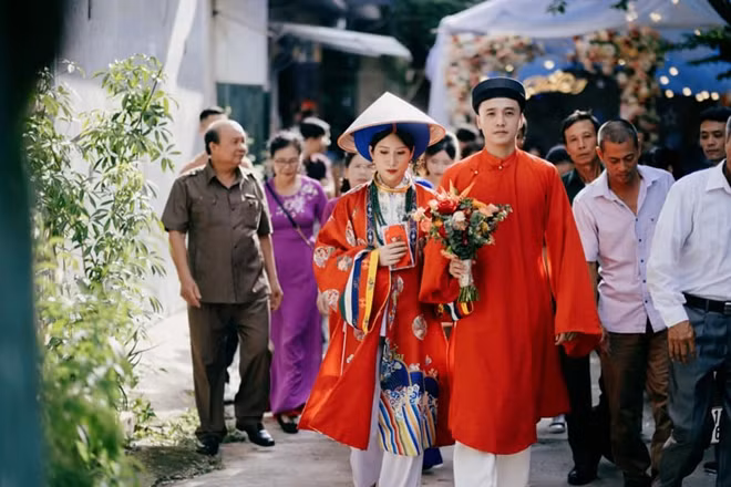 Đôi uyên ương ở Cao Bằng chọn áo nhật bình và áo tấc làm trang phục cưới.