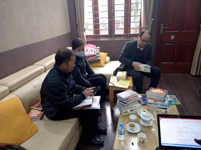 Cơ quan chức năng tiến hành kiểm tra, thu giữ tang vật vi phạm có số lượng lên đến 40.000 cuốn sách tại Hà Nội.