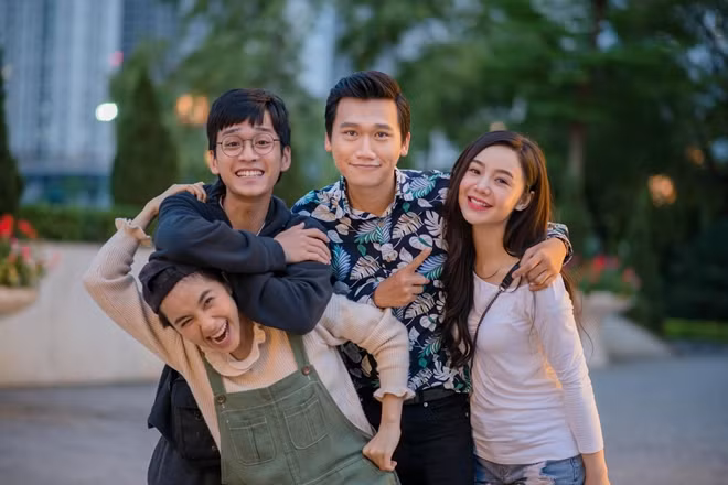 Xuân Nghị và các bạn diễn trong phim “Nhà trọ Balanha”.