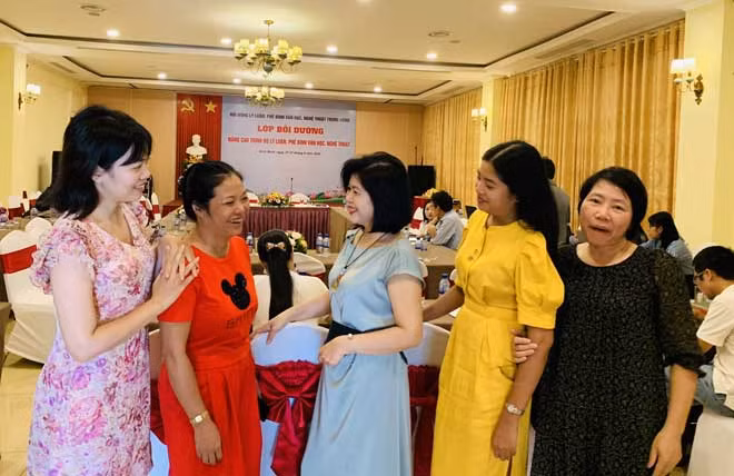 Các học viên trao đổi kinh nghiệm sau giờ giải lao. Các học viên trao đổi kinh nghiệm sau giờ giải lao.