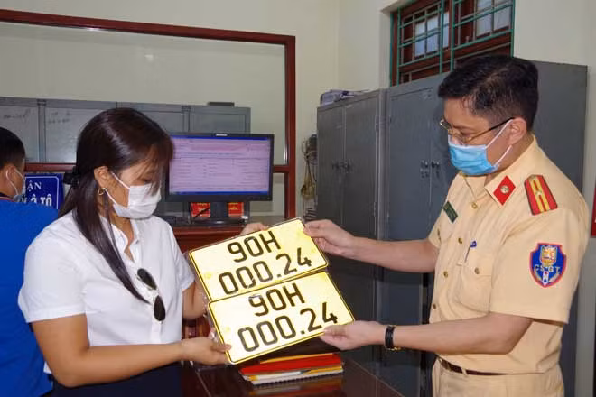 Phòng CSGT Công an Hà Nam trao biển số xe mới cho người dân.