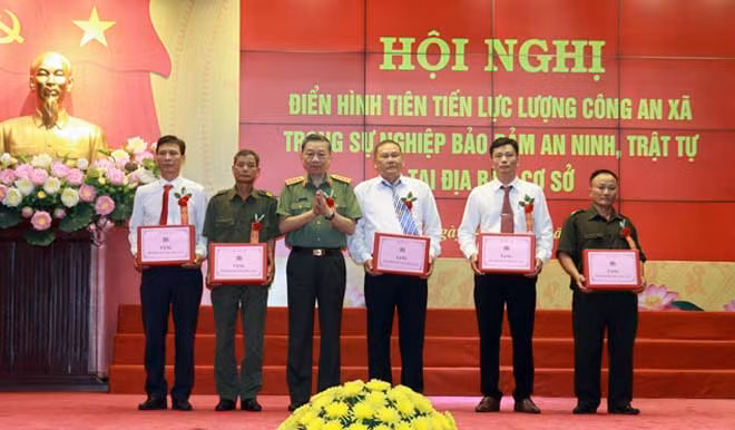 Bộ trưởng Tô Lâm trao quà tặng 5 đồng chí Công an xã thương binh.