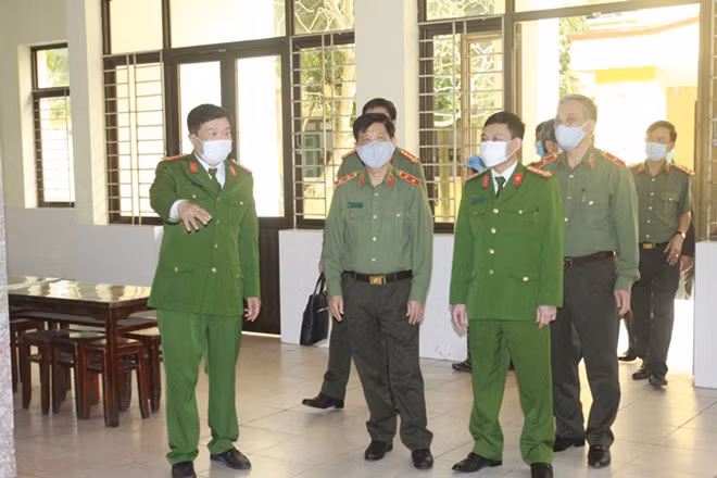 Thứ trưởng Nguyễn Văn Sơn và đoàn công tác kiểm tra khu Nhà ăn tập thể.